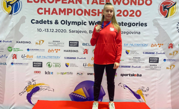 Maja Błażejewska, zawodniczka Centurii Toruń, pokazuje brązowy medal zdobyty na Mistrzostwach Europy