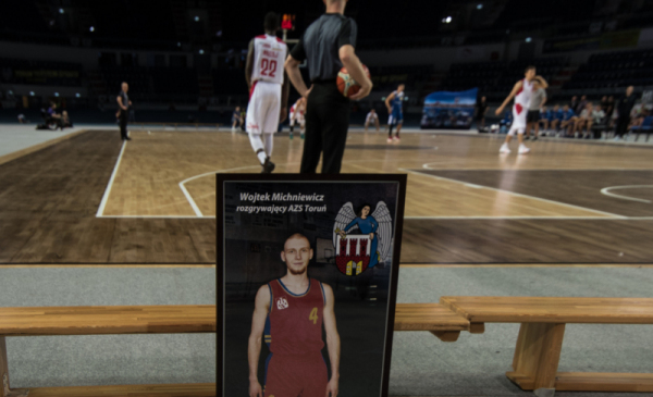 Na zdjęciu: plakat memoriału im. Wojtka Michniewicza ustawiony na parkiecie sali koszykarskiej