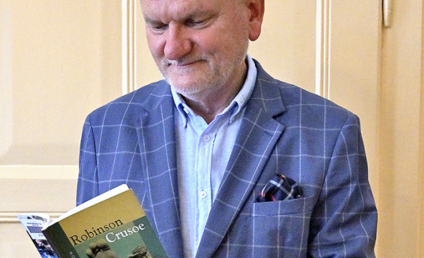 Prezydent Michał Zaleski z książką "Robinson Crusoe"