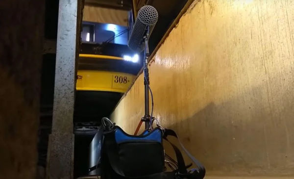Zdjęcie przedstawia mikrofon, a w tle widać tramwaj MZK Toruń