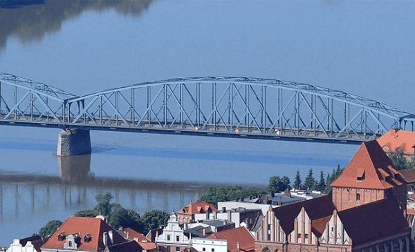Na zdjęciu widać Wisłę i most im. Józefa Piłsudskiego, a także fragment bulwaru i zespołu staromiejskiego