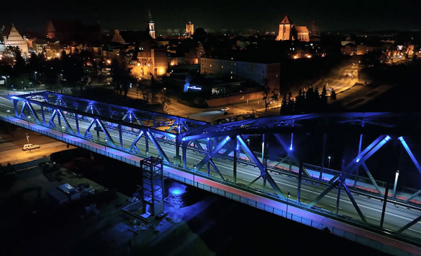 Most Piłsudskiego po rozbudowie w nocnej oprawie świetlnej - widok z drona
