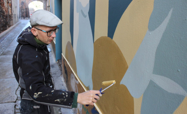 Andrzej Poprostu podczas pracy nad muralem, fot. Adam Zakrzewski
