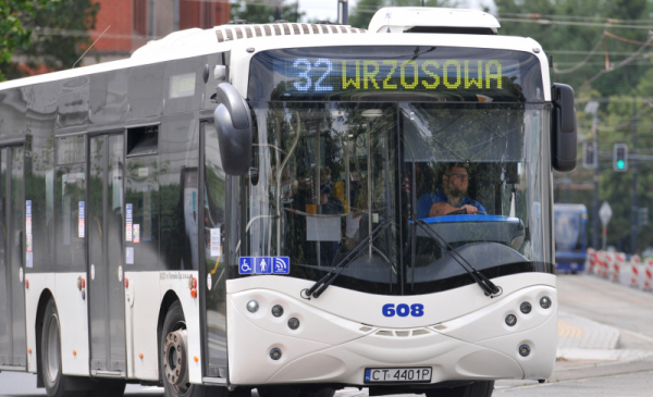 Na zdjęciu: biały autobus MZK