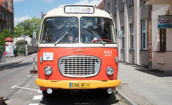 historyczny autobus, popularnie zwany ogórkiem 