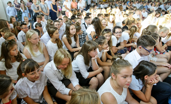 Na zdjęciu: młodzież w galowych stronach podczas apelu szkolnego