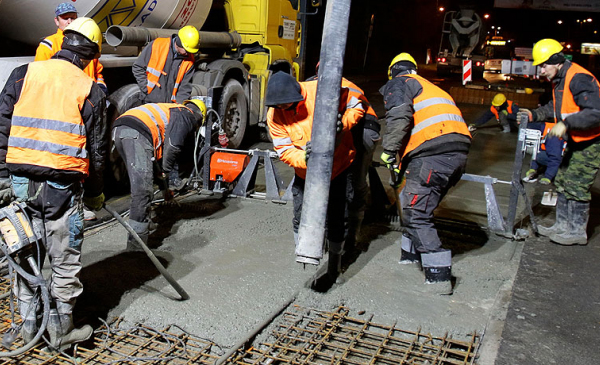 Nocne prace na moście. Robotnicy betonują płytę mostu