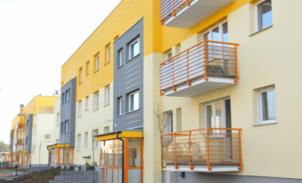 Na zdjęciu bloki mieszkalne w barwach żółto-szarych