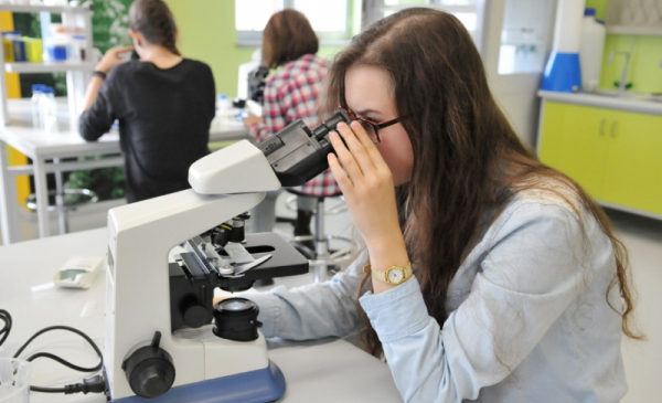 Na zdjęciu: uczennice prowadzą badania przy mikroskowpie