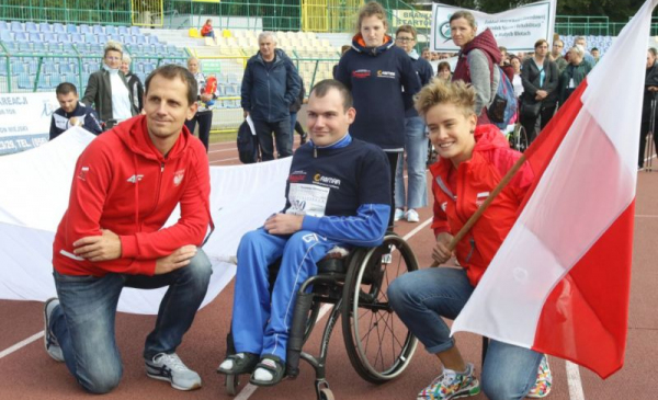 Na zdjęciu toruńscy sportowcy wraz z osobą niepełnosprawną