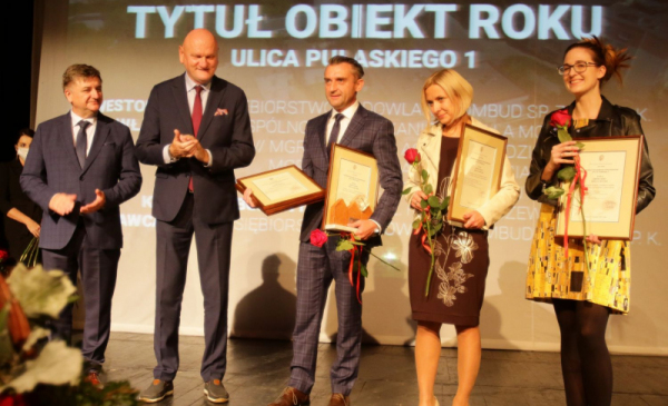 Prezydent Torunia z laureatami konkursu "Obiekt Roku" nagrodzonymi za budynek przy ul. Pułaskiego 1 