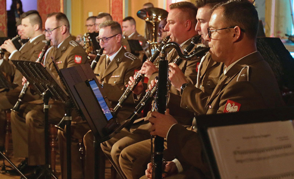 Orkiestra wojskowa w Dworze Artusa