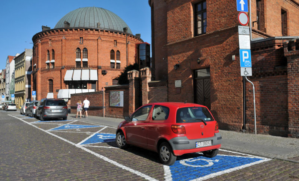 Parking uliczny przy toruńskim planetarium, fot. Małgorzata Litwin
