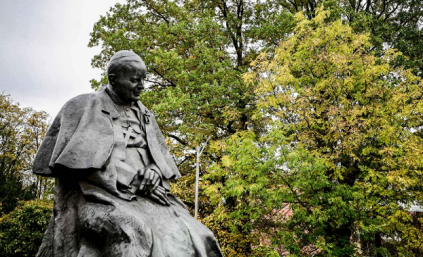 Na zdjęciu: pomnik św. Jana Pawła II, obok zielone drzewo