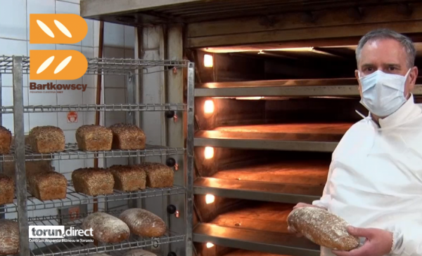 Wnętrze piekarni, blachy ze świeżo upieczonym chlebem