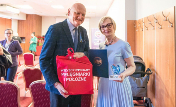 Na zdjęciu: prezydent Michał Zleski z pielęgniarką trzymają pamiątkową torbę