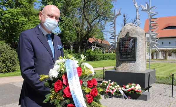 Prezydent Torunia Michał Zaleski z wieńcem przy Pomniku Żołnierzy Wyklętych