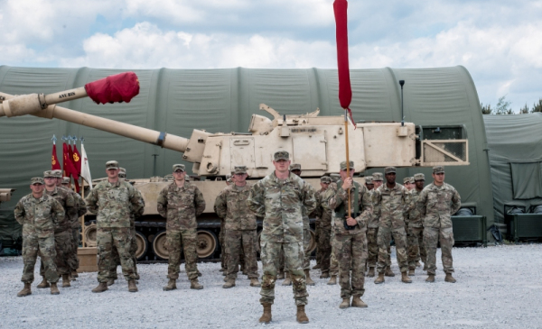 Na zdjęciu żołnierze stoją na poligonie toruńskim