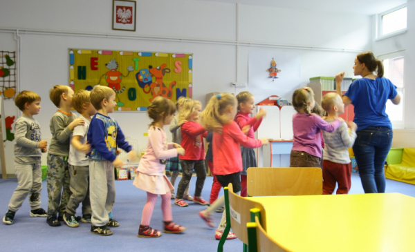 Na zdjęciu dzieci bawią się w sali przedszkolnej