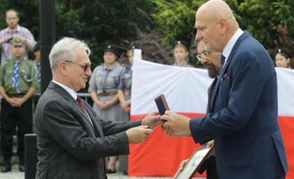 Prezydent Torunia wcza medal stulecia powrotu Torunia do wolnej Polski staroście Markowi Olszewskiemu
