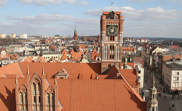 widok Ratusza Staromiejskiego z wieży kościoła Ducha Św.