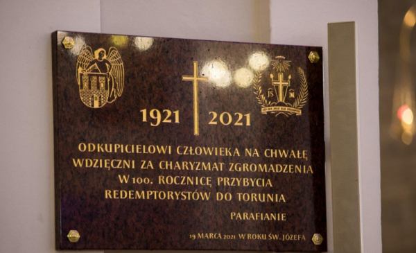 Tablica ufundowana przez parafian z okazji setnej rocznicy obecności redemptorystów w Toruniu