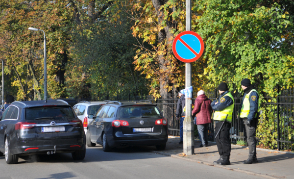 Strażnicy miejscy kontrolują ruch przy cmentarzu św. Jerzego w Toruniu