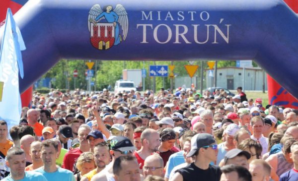 Na zdjęciu: tłum biegaczy na starcie biegu Run Toruń