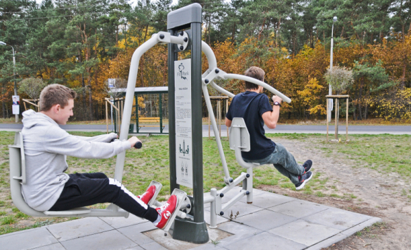 Na zdjęciu: dwóch mężczyzn ćwiczy na siłowni zewnętrznej