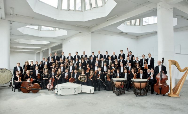 Na zdjęciu członkowie Sinfonia Varsovia wraz z instrumentami
