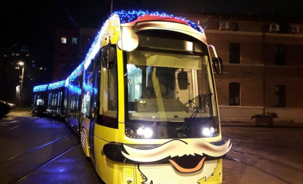 Na zdjęciu: tramwaj świąteczny - udekorowany światełkami, ma czapkę i brodę Świętego Mikołaja