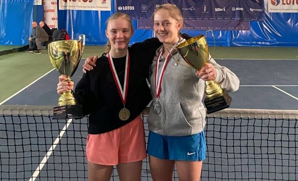 Na zdjęciu: Oliwia Kuszel i Nadia Affelt, obie z Toruńskiej Akademii Tenisowej z pucharami 