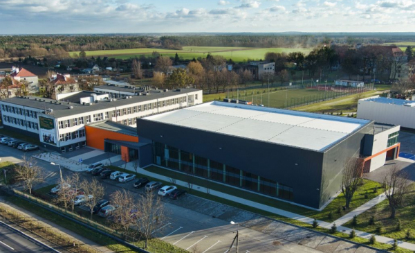 Na zdjęciu: widek z drona na nowo wybudowaną halę sportową w Zespole Szkół w Gronowie