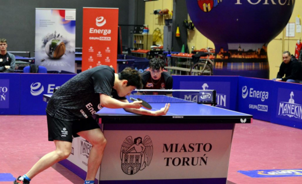 Na zdjęciu: zawodnicy grają w tenisa stołowego