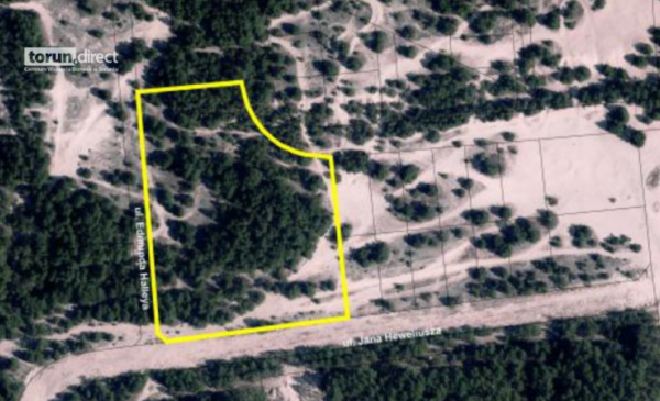 Widok z drona na tereny leśne na północy Torunia z zaznaczonym terenem inwestycyjnym