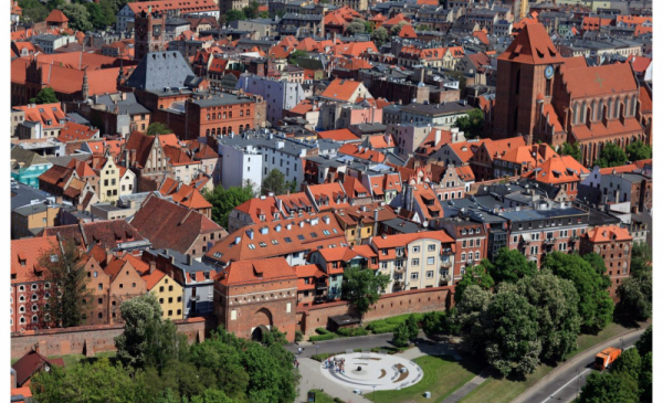 Na zdjeciu: widok z góry na ceglane budynki zespołu staromiejskiego w Toruniu