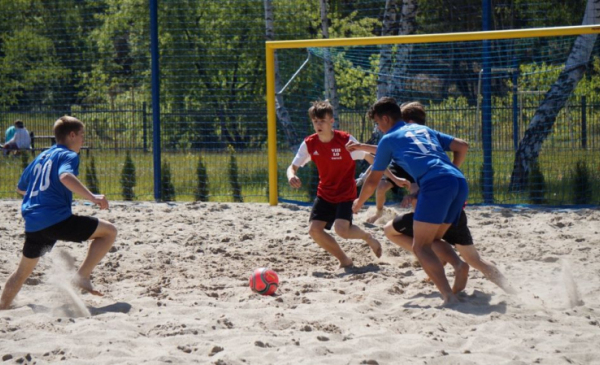 Na zdjęciu: zawodnicy grają na plaży w piłkę nożną