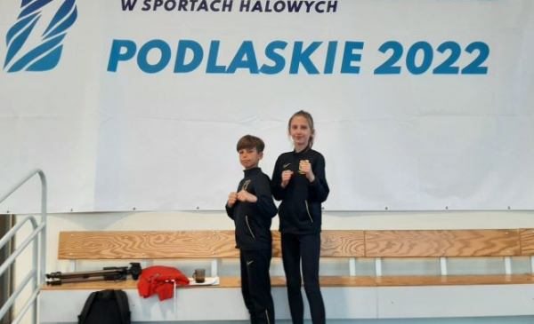 Na zdjęciu: dwoje zawodników Centuria Toruń z mealami na podium