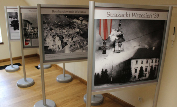 Na zdjęciu: postery z dawnymi zdjęciami z czasów II wojny światowej
