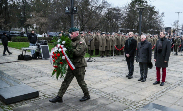 W uroczystości udział wziął zastępca prezydenta Torunia Zbigniew Fiderewicz, który wraz z delegacją toruńskiego samorządu złożył kwiaty pod pomnikiem.