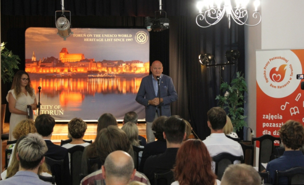 Na zdjęciu prezydent Michał Zaleski przemawia do młodych ludzi