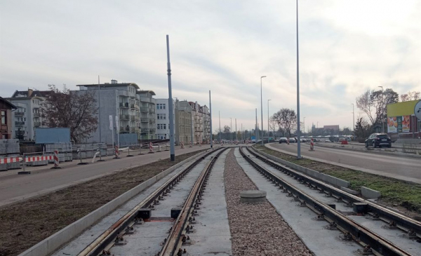 Zdjęcie przedstawia postęp prac na budowie nowej linii kolejowej.