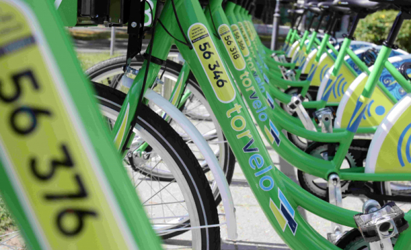 Zielone rowery systemu Torvelo na stacji