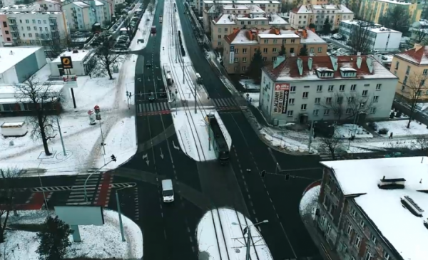 Na zdjęciu: ulica Broniewskiego z nowym torowiskiem, pokryta śniegiem, widziana z lotu ptaka