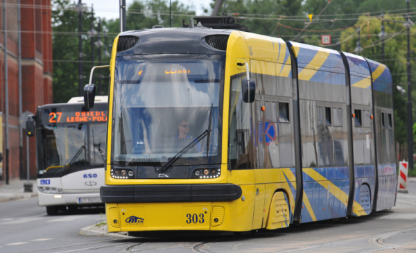 Naz zdjęciu: tramwaj miejski żółto-niebieski