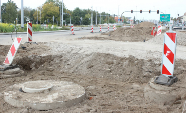 Na zdjęciu: prace prowadzone na ul. Szosa Chełmińska - zdarta nawierzchnia, widać piach