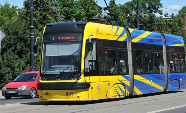 Naz zdjęciu: tramwaj miejski żółto-niebieski