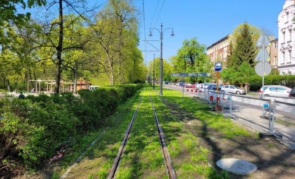 Na zdjęciu: tory tramwajowe porośnięte trawą w ul. Bydgoskiej