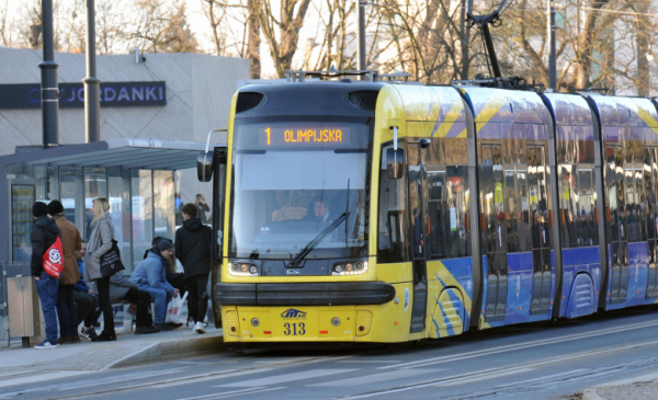 Na zdjęciu: przystanek tramwajowy przy Alei Solidarności i przejeżdzający tramwaj