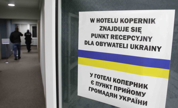Na zdjęciu: napis w językach polskim i ukraińskim informujący o punkcie recepcyjnym